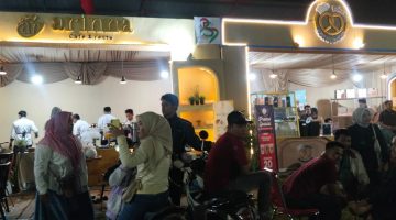 Ket foto: Arinna Resto dan Arinna Bakery turut mengambil bagian dalam malam pembukaan Madura Night Vaganza 2026 di Lapangan GOR A. Yani Sumenep, Rabu (26/8/2026). Dua stan tersebut tampak ramai didatangi pengunjung.