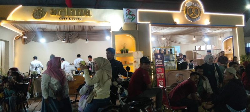 Ket foto: Arinna Resto dan Arinna Bakery turut mengambil bagian dalam malam pembukaan Madura Night Vaganza 2026 di Lapangan GOR A. Yani Sumenep, Rabu (26/8/2026). Dua stan tersebut tampak ramai didatangi pengunjung.