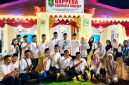 Ket foto: Bupati Sumenep Achmad Fauzi Wongsojudo didampingi Kepala Bappeda Sumenep Dr. Ir. Arif Firmanto, S.TP., M.Si., IPU., ASEAN Eng., bersama jajaran saat berada di stan Bappeda dalam Pameran Pembangunan MNV 2026 yang memadukan informasi pembangunan dengan nuansa Keraton dan Pendopo Sumenep.