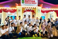 Ket foto: Bupati Sumenep Achmad Fauzi Wongsojudo didampingi Kepala Bappeda Sumenep Dr. Ir. Arif Firmanto, S.TP., M.Si., IPU., ASEAN Eng., bersama jajaran saat berada di stan Bappeda dalam Pameran Pembangunan MNV 2026 yang memadukan informasi pembangunan dengan nuansa Keraton dan Pendopo Sumenep.