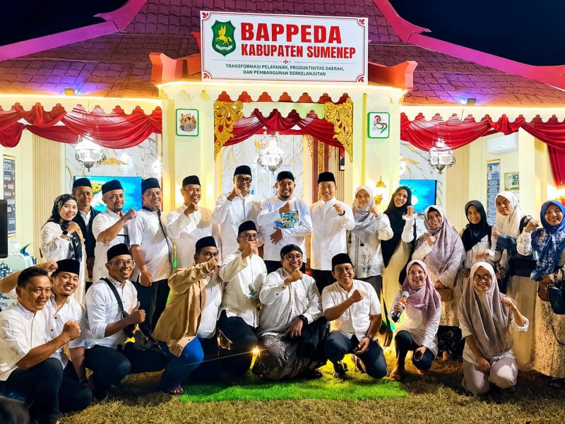 Ket foto: Bupati Sumenep Achmad Fauzi Wongsojudo didampingi Kepala Bappeda Sumenep Dr. Ir. Arif Firmanto, S.TP., M.Si., IPU., ASEAN Eng., bersama jajaran saat berada di stan Bappeda dalam Pameran Pembangunan MNV 2026 yang memadukan informasi pembangunan dengan nuansa Keraton dan Pendopo Sumenep.