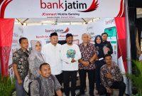 Ket foto:

Bupati Sumenep saat mengunjungi stan Bank Jatim dalam Pameran Pembangunan MCF 2026, sekaligus melihat berbagai inovasi layanan digital dan produk perbankan yang ditawarkan Bank Jatim.