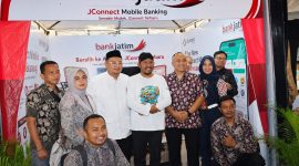 Ket foto:

Bupati Sumenep saat mengunjungi stan Bank Jatim dalam Pameran Pembangunan MCF 2026, sekaligus melihat berbagai inovasi layanan digital dan produk perbankan yang ditawarkan Bank Jatim.