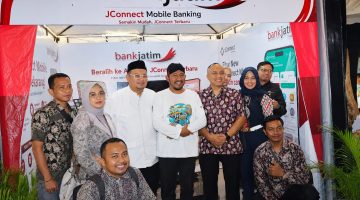 Ket foto:

Bupati Sumenep saat mengunjungi stan Bank Jatim dalam Pameran Pembangunan MCF 2026, sekaligus melihat berbagai inovasi layanan digital dan produk perbankan yang ditawarkan Bank Jatim.