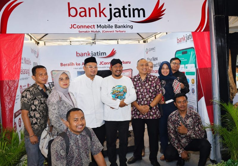 Ket foto:

Bupati Sumenep saat mengunjungi stan Bank Jatim dalam Pameran Pembangunan MCF 2026, sekaligus melihat berbagai inovasi layanan digital dan produk perbankan yang ditawarkan Bank Jatim.
