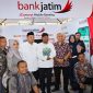 Ket foto:

Bupati Sumenep saat mengunjungi stan Bank Jatim dalam Pameran Pembangunan MCF 2026, sekaligus melihat berbagai inovasi layanan digital dan produk perbankan yang ditawarkan Bank Jatim.