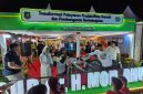 Ket foto: Bupati Sumenep Achmad Fauzi Wongsojudo saat mengunjungi stan RSUD dr. H. Moh. Anwar Sumenep dalam Pameran Pembangunan MNV 2026, menyapa masyarakat dan berinteraksi dengan dokter spesialis sebelum menyerahkan hadiah sepeda gunung kepada pemenang undian.