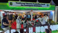 Ket foto: Bupati Sumenep Achmad Fauzi Wongsojudo saat mengunjungi stan RSUD dr. H. Moh. Anwar Sumenep dalam Pameran Pembangunan MNV 2026, menyapa masyarakat dan berinteraksi dengan dokter spesialis sebelum menyerahkan hadiah sepeda gunung kepada pemenang undian.