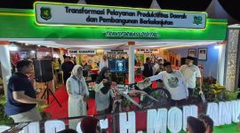 Ket foto: Bupati Sumenep Achmad Fauzi Wongsojudo saat mengunjungi stan RSUD dr. H. Moh. Anwar Sumenep dalam Pameran Pembangunan MNV 2026, menyapa masyarakat dan berinteraksi dengan dokter spesialis sebelum menyerahkan hadiah sepeda gunung kepada pemenang undian.