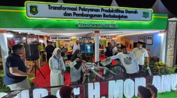 Ket foto: Bupati Sumenep Achmad Fauzi Wongsojudo saat mengunjungi stan RSUD dr. H. Moh. Anwar Sumenep dalam Pameran Pembangunan MNV 2026, menyapa masyarakat dan berinteraksi dengan dokter spesialis sebelum menyerahkan hadiah sepeda gunung kepada pemenang undian.