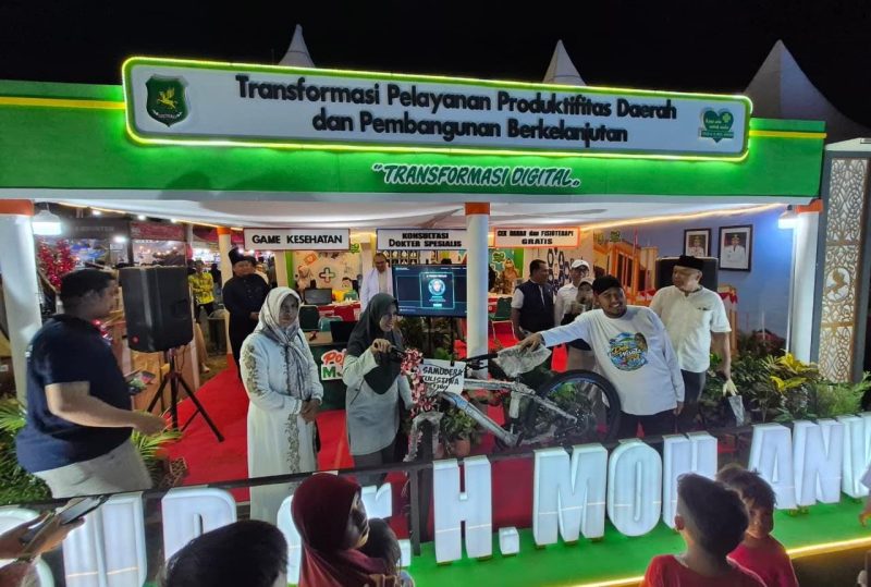 Ket foto: Bupati Sumenep Achmad Fauzi Wongsojudo saat mengunjungi stan RSUD dr. H. Moh. Anwar Sumenep dalam Pameran Pembangunan MNV 2026, menyapa masyarakat dan berinteraksi dengan dokter spesialis sebelum menyerahkan hadiah sepeda gunung kepada pemenang undian.