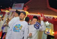 Ket foto: Bupati Sumenep Achmad Fauzi Wongsojudo bersama Kepala Dinas Komunikasi dan Informatika (Kominfo) Sumenep dan Kepala Bappeda Sumenep saat mengabadikan momen bersama di Stan Bappeda dalam Pameran Pembangunan MNV 2026.