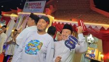 Ket foto: Bupati Sumenep Achmad Fauzi Wongsojudo bersama Kepala Dinas Komunikasi dan Informatika (Kominfo) Sumenep dan Kepala Bappeda Sumenep saat mengabadikan momen bersama di Stan Bappeda dalam Pameran Pembangunan MNV 2026.