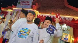 Ket foto: Bupati Sumenep Achmad Fauzi Wongsojudo bersama Kepala Dinas Komunikasi dan Informatika (Kominfo) Sumenep dan Kepala Bappeda Sumenep saat mengabadikan momen bersama di Stan Bappeda dalam Pameran Pembangunan MNV 2026.