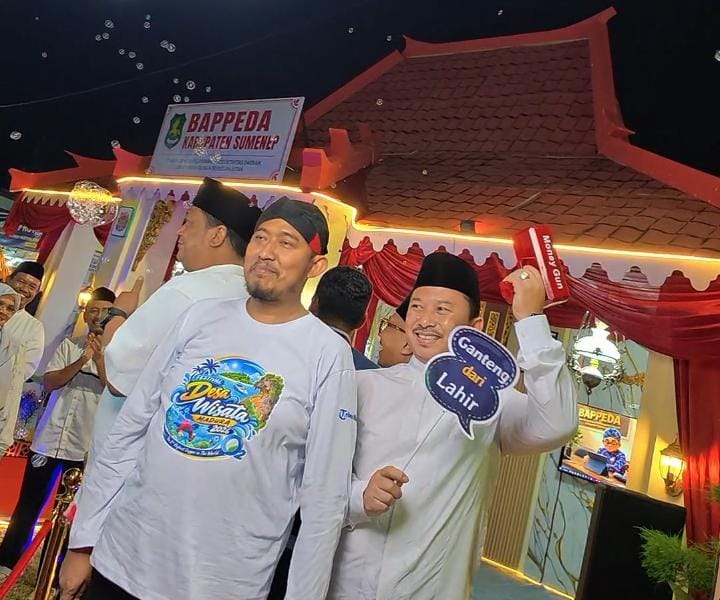 Ket foto: Bupati Sumenep Achmad Fauzi Wongsojudo bersama Kepala Dinas Komunikasi dan Informatika (Kominfo) Sumenep dan Kepala Bappeda Sumenep saat mengabadikan momen bersama di Stan Bappeda dalam Pameran Pembangunan MNV 2026.