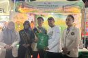 Ket foto: Bupati Sumenep Achmad Fauzi Wongsojudo saat mengunjungi stan UNIBA Madura dalam gelaran Madura Night Vaganza 2026.