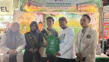 Ket foto: Bupati Sumenep Achmad Fauzi Wongsojudo saat mengunjungi stan UNIBA Madura dalam gelaran Madura Night Vaganza 2026.