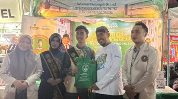 Ket foto: Bupati Sumenep Achmad Fauzi Wongsojudo saat mengunjungi stan UNIBA Madura dalam gelaran Madura Night Vaganza 2026.