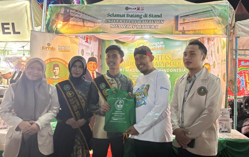 Ket foto: Bupati Sumenep Achmad Fauzi Wongsojudo saat mengunjungi stan UNIBA Madura dalam gelaran Madura Night Vaganza 2026.