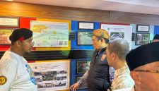 Ket Foto: Bupati Sumenep Achmad Fauzi Wongsojudo saat menyambangi stan Dinas PUTR Sumenep di MNV 2026, berdiskusi dengan Kepala PUTR Eri Susanto mengenai berbagai program pembangunan daratan dan kepulauan.
