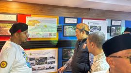 Ket Foto: Bupati Sumenep Achmad Fauzi Wongsojudo saat menyambangi stan Dinas PUTR Sumenep di MNV 2026, berdiskusi dengan Kepala PUTR Eri Susanto mengenai berbagai program pembangunan daratan dan kepulauan.