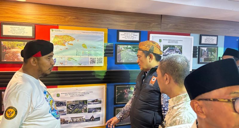 Ket Foto: Bupati Sumenep Achmad Fauzi Wongsojudo saat menyambangi stan Dinas PUTR Sumenep di MNV 2026, berdiskusi dengan Kepala PUTR Eri Susanto mengenai berbagai program pembangunan daratan dan kepulauan.