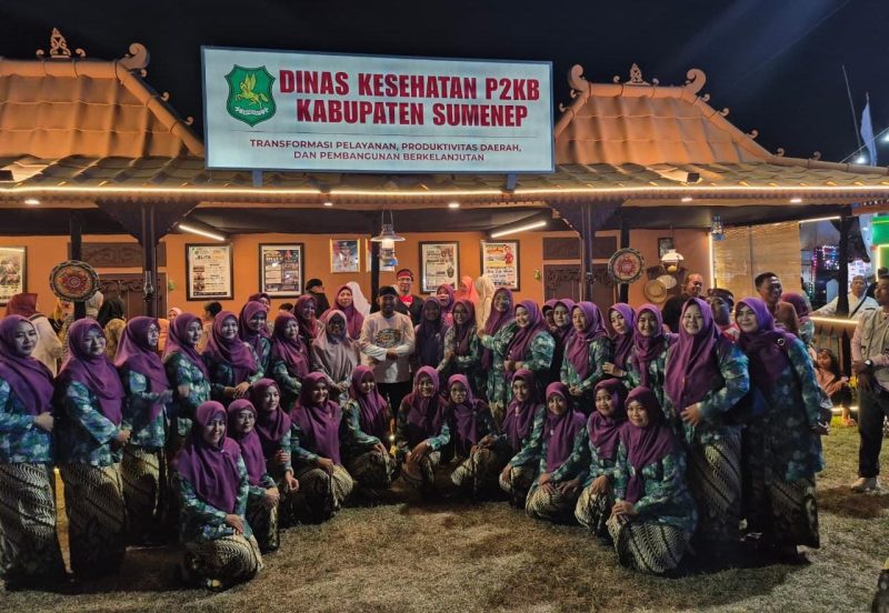 Ket Foto: Bupati Sumenep Achmad Fauzi Wongsojudo bersama puluhan Srikandi Dinkes P2KB Sumenep saat mengunjungi stan Dinkes P2KB dalam gelaran MNV 2026.