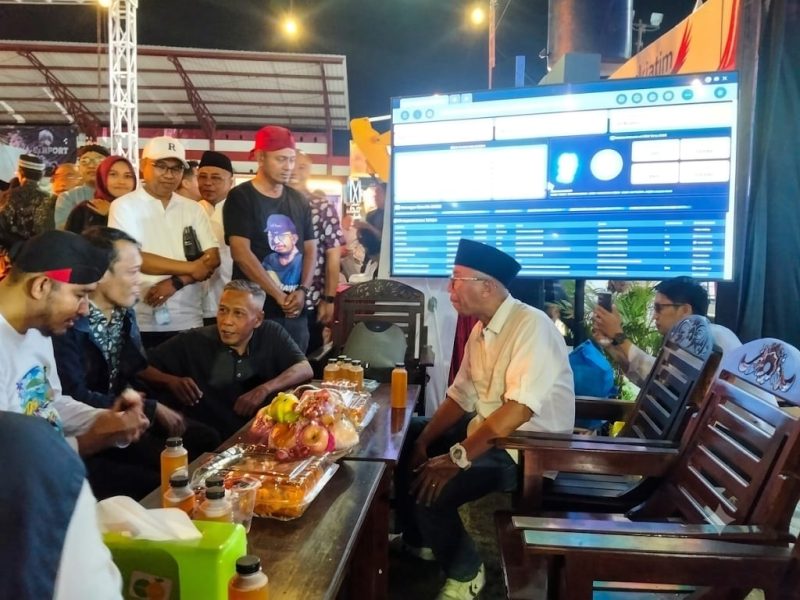 Ket Foto: Bupati Sumenep Achmad Fauzi Wongsojudo saat menyambangi stan pembangunan Diskominfo Sumenep dalam gelaran MNV 2026 yang mengusung tema “Pantai, Laut, Pulau, Pesisir Menuju Sumenep Kabupaten Kepulauan.”