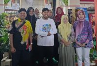Ket Foto: Bupati Sumenep bersama jajaran Diskoperindag berfoto bersama usai meninjau stan UMKM pada Madura Culture Festival 2026 di GOR A. Yani Pangligur, Sumenep.