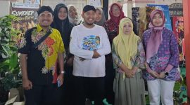 Ket Foto: Bupati Sumenep bersama jajaran Diskoperindag berfoto bersama usai meninjau stan UMKM pada Madura Culture Festival 2026 di GOR A. Yani Pangligur, Sumenep.