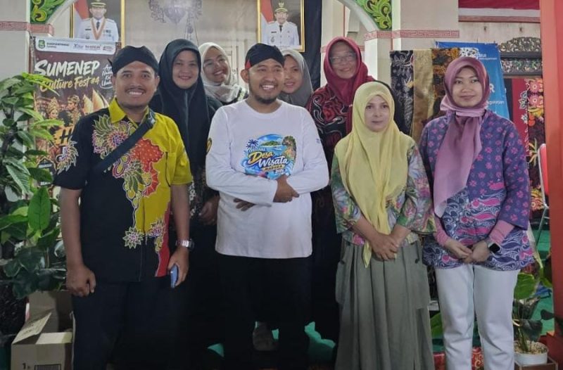 Ket Foto: Bupati Sumenep bersama jajaran Diskoperindag berfoto bersama usai meninjau stan UMKM pada Madura Culture Festival 2026 di GOR A. Yani Pangligur, Sumenep.