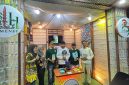 Ket Foto: Bupati Sumenep bersama Kepala DLH Anwar Syahroni saat meninjau stan DLH yang menampilkan bank sampah dan dekorasi berbahan daur ulang dalam rangkaian Madura Culture Festival (MCF) 2026.
