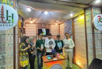 Ket Foto: Bupati Sumenep bersama Kepala DLH Anwar Syahroni saat meninjau stan DLH yang menampilkan bank sampah dan dekorasi berbahan daur ulang dalam rangkaian Madura Culture Festival (MCF) 2026.