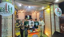 Ket Foto: Bupati Sumenep bersama Kepala DLH Anwar Syahroni saat meninjau stan DLH yang menampilkan bank sampah dan dekorasi berbahan daur ulang dalam rangkaian Madura Culture Festival (MCF) 2026.