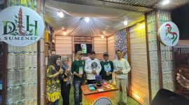 Ket Foto: Bupati Sumenep bersama Kepala DLH Anwar Syahroni saat meninjau stan DLH yang menampilkan bank sampah dan dekorasi berbahan daur ulang dalam rangkaian Madura Culture Festival (MCF) 2026.