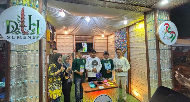 Ket Foto: Bupati Sumenep bersama Kepala DLH Anwar Syahroni saat meninjau stan DLH yang menampilkan bank sampah dan dekorasi berbahan daur ulang dalam rangkaian Madura Culture Festival (MCF) 2026.