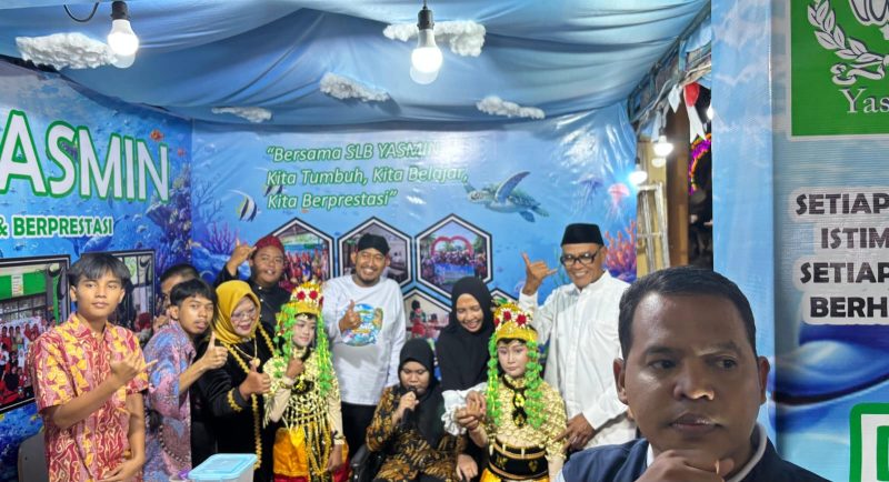 Ket Foto: Bupati Sumenep bersama jajaran saat mengunjungi dan berfoto bersama di stan Sekolah Luar Biasa (SLB) dalam rangkaian Madura Culture Festival (MCF) 2026 di GOR A. Yani Pangligur, Sumenep.
