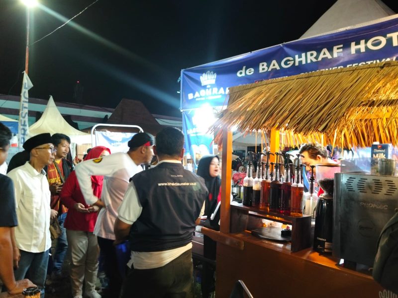 Ket Foto: Bupati Sumenep Achmad Fauzi Wongsojudo saat mengunjungi stan kuliner dan perhotelan Baghraf dalam rangkaian Madura Culture Festival (MCF) 2026 di GOR A. Yani Pangligur, Sumenep.