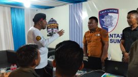 Foto: Bupati Sumenep Achmad Fauzi Wongsojudo saat menyambangi stan Polresta Sumenep dalam rangkaian Madura Culture Festival (MCF) #4 2026 dan berinteraksi dengan petugas serta masyarakat.