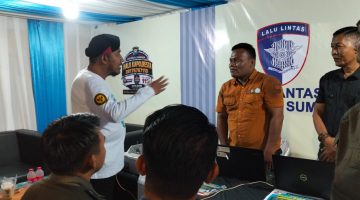 Foto: Bupati Sumenep Achmad Fauzi Wongsojudo saat menyambangi stan Polresta Sumenep dalam rangkaian Madura Culture Festival (MCF) #4 2026 dan berinteraksi dengan petugas serta masyarakat.