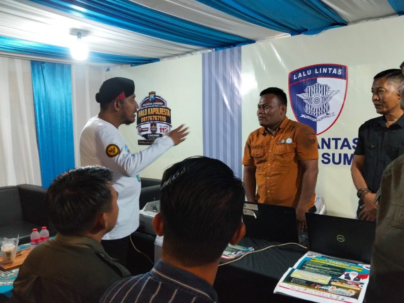 Foto: Bupati Sumenep Achmad Fauzi Wongsojudo saat menyambangi stan Polresta Sumenep dalam rangkaian Madura Culture Festival (MCF) #4 2026 dan berinteraksi dengan petugas serta masyarakat.