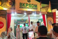 Ket Foto: Bupati Sumenep saat mengunjungi stan BKPSDM dalam Pameran Pembangunan MNV 2026, menyimak informasi program dan layanan kepegawaian serta mendorong peningkatan kompetensi ASN.