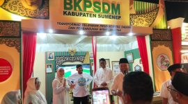 Ket Foto: Bupati Sumenep saat mengunjungi stan BKPSDM dalam Pameran Pembangunan MNV 2026, menyimak informasi program dan layanan kepegawaian serta mendorong peningkatan kompetensi ASN.