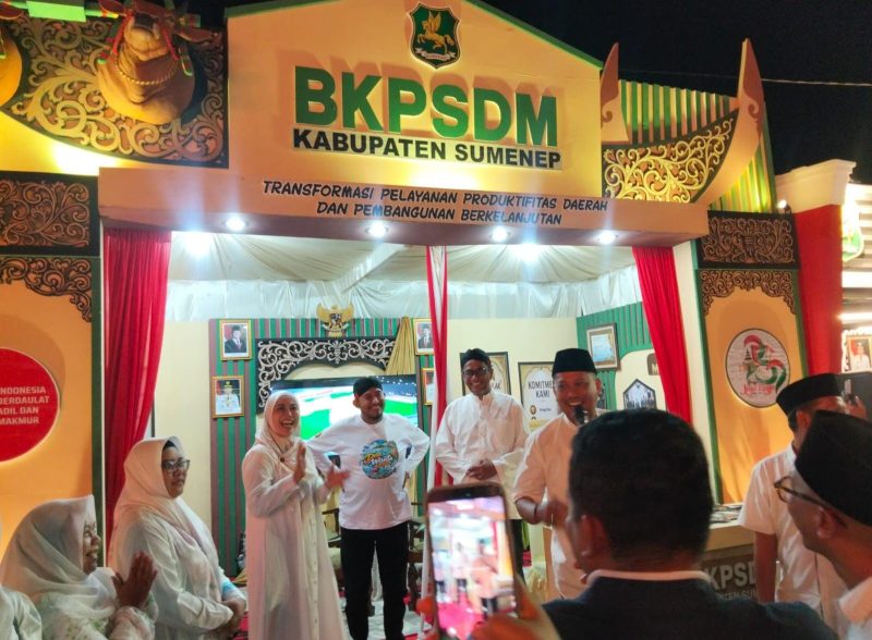Ket Foto: Bupati Sumenep saat mengunjungi stan BKPSDM dalam Pameran Pembangunan MNV 2026, menyimak informasi program dan layanan kepegawaian serta mendorong peningkatan kompetensi ASN.