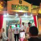 Ket Foto: Bupati Sumenep saat mengunjungi stan BKPSDM dalam Pameran Pembangunan MNV 2026, menyimak informasi program dan layanan kepegawaian serta mendorong peningkatan kompetensi ASN.