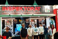 Ket Foto: Bupati Sumenep bersama jajaran Inspektorat saat mengunjungi stan Inspektorat pada Pameran Pembangunan MCF 2026, sekaligus menyampaikan pesan pentingnya pengawasan dan pencegahan korupsi.