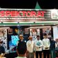 Ket Foto: Bupati Sumenep bersama jajaran Inspektorat saat mengunjungi stan Inspektorat pada Pameran Pembangunan MCF 2026, sekaligus menyampaikan pesan pentingnya pengawasan dan pencegahan korupsi.