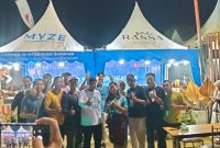 Ket foto: Bupati Sumenep bersama pengelola dan kru Sae Rassa Restaurant serta Myze Hotel saat mengunjungi stan dalam rangkaian Pameran Pembangunan.