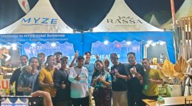 Ket foto: Bupati Sumenep bersama pengelola dan kru Sae Rassa Restaurant serta Myze Hotel saat mengunjungi stan dalam rangkaian Pameran Pembangunan.