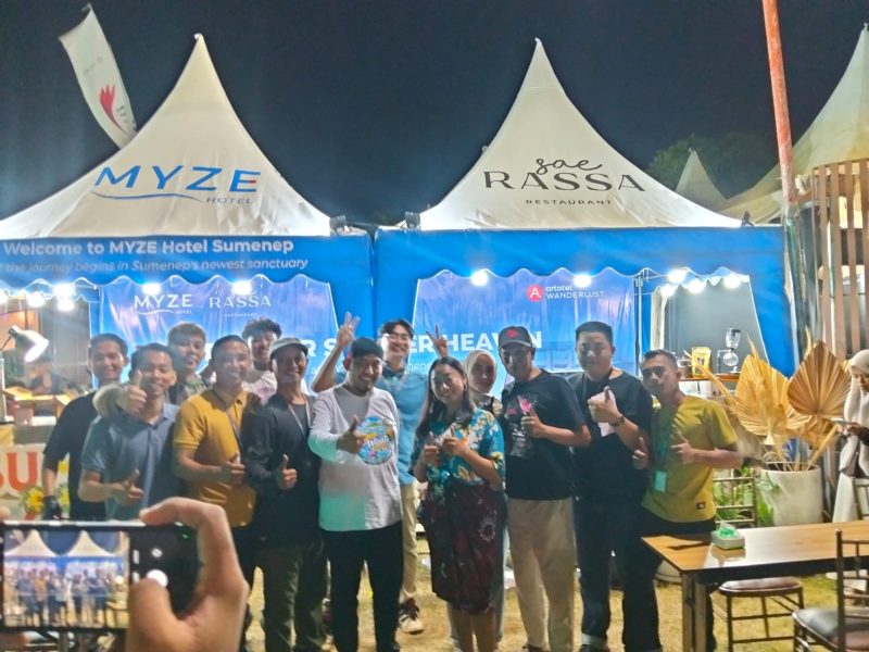 Ket foto: Bupati Sumenep bersama pengelola dan kru Sae Rassa Restaurant serta Myze Hotel saat mengunjungi stan dalam rangkaian Pameran Pembangunan.